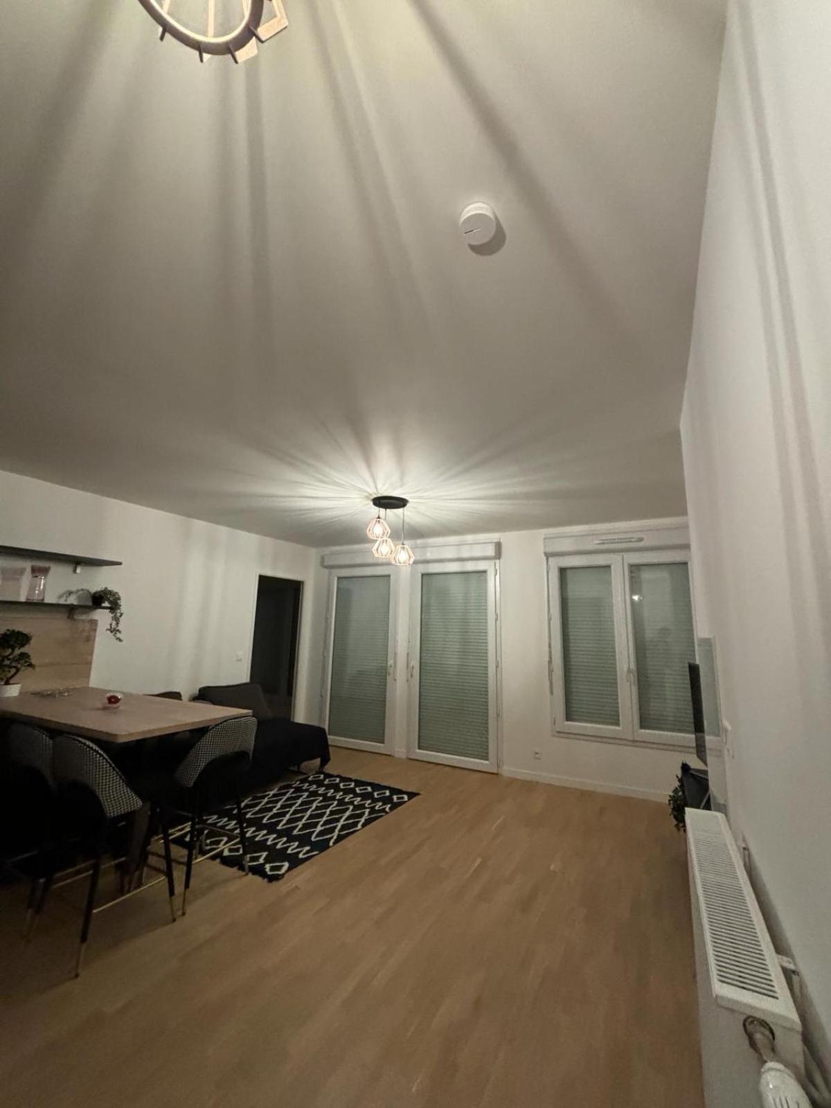 2 Pieces Standing Entre Disneyland Et Paris Neuilly-Plaisance Eksteriør billede